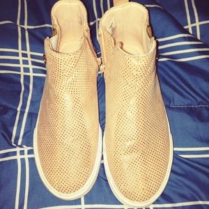 Kids mid ankle bootie size 2